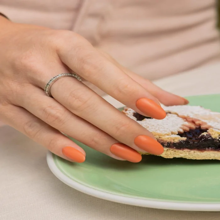 Colori unghie autunno 2022: idee, tendenze e nail art da provare